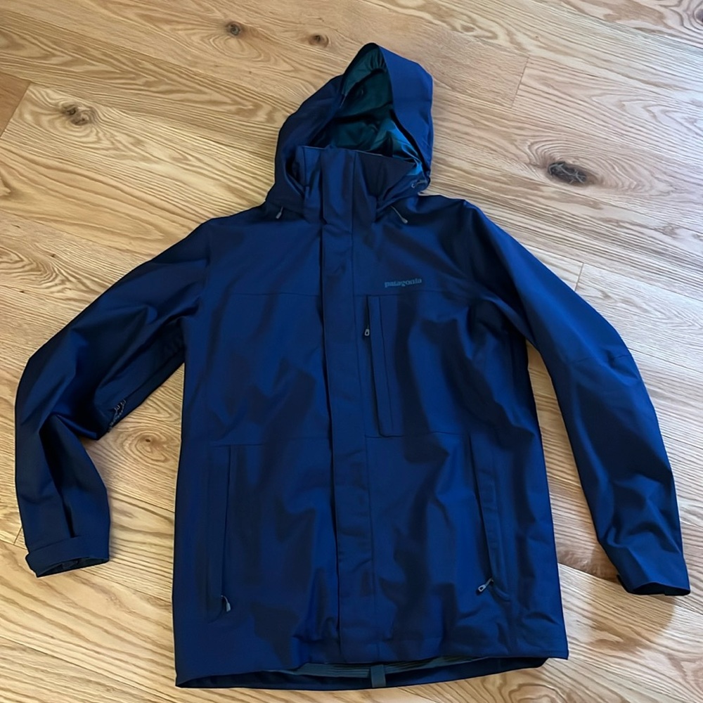 Men’s Patagonia 3 in 1 shell and liner in size medium in excellent condition